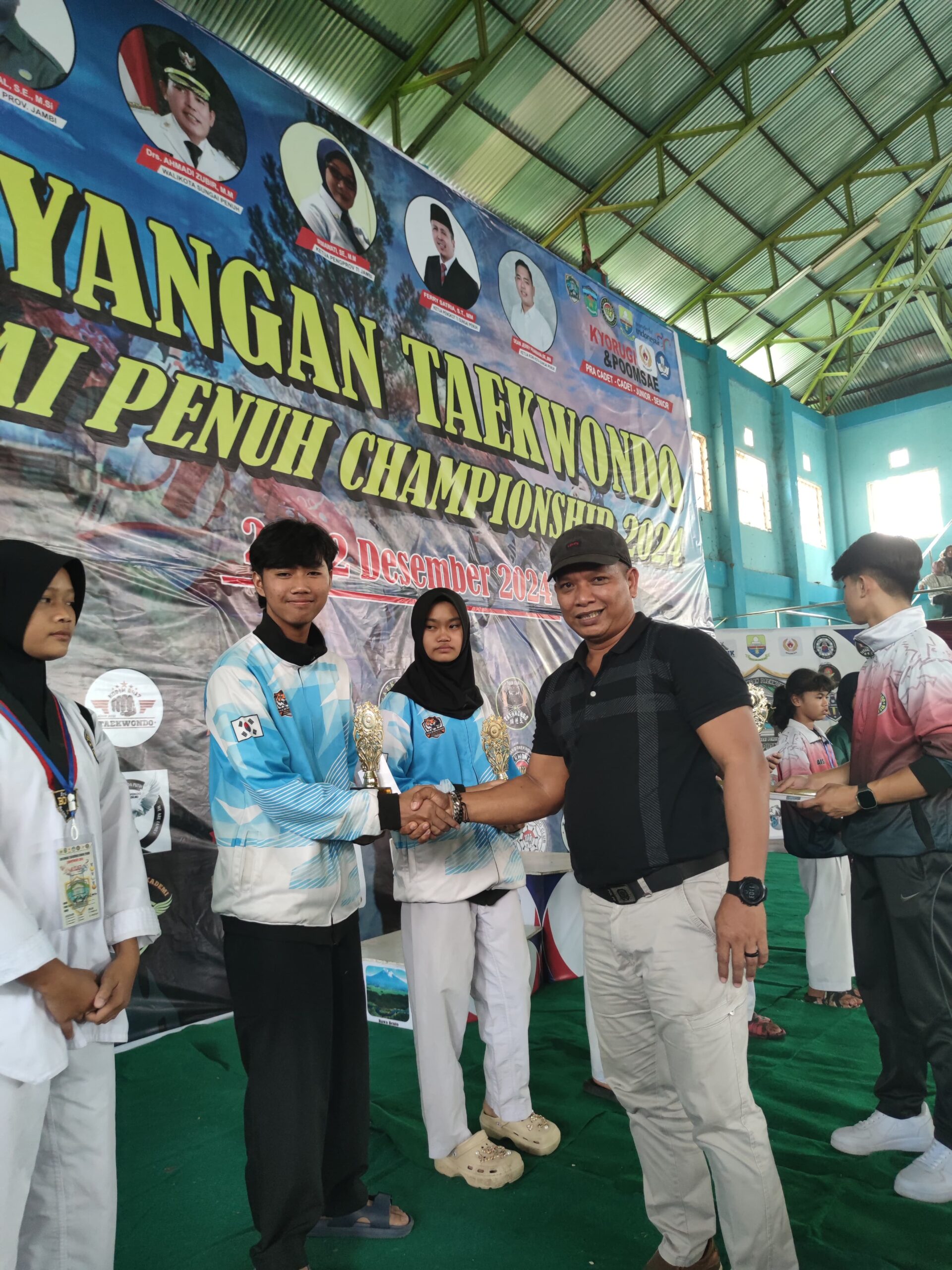 AHMAD SAYYID AKBAR DAN KINA VITA LOKA RAIH PEMAIN TERBAIK PADA KEJUARAAN TAEKWONDO KHAYANGAN CHAMPION SUNGAI PENUH