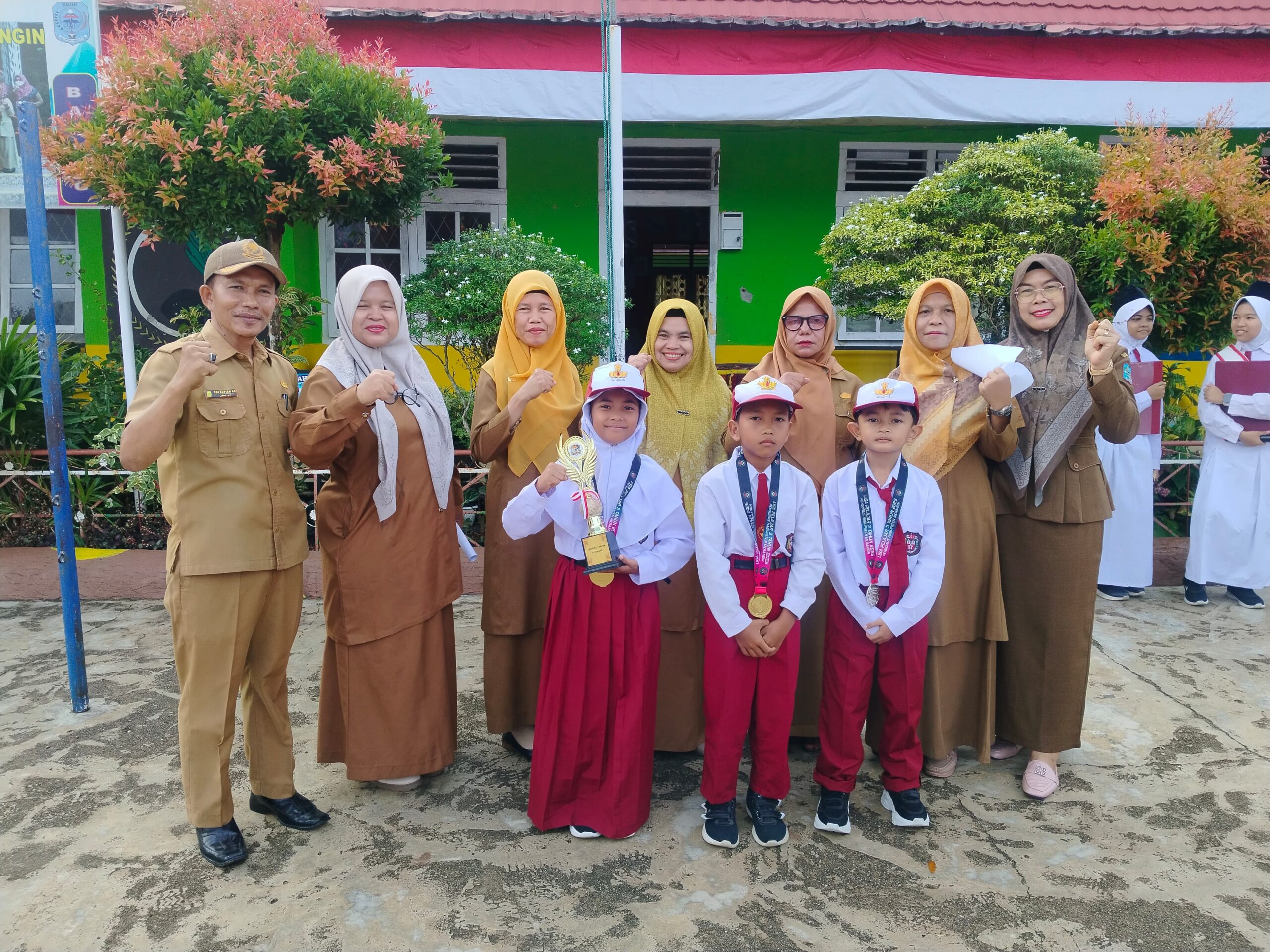 KEPALA SEKOLAH SD N 253 SALUT 3 ATLIT CILIK RAIH EMAS DI LIGA PELAJAR 3 TAEKWONDO SE KABUPATEN MERANGIN