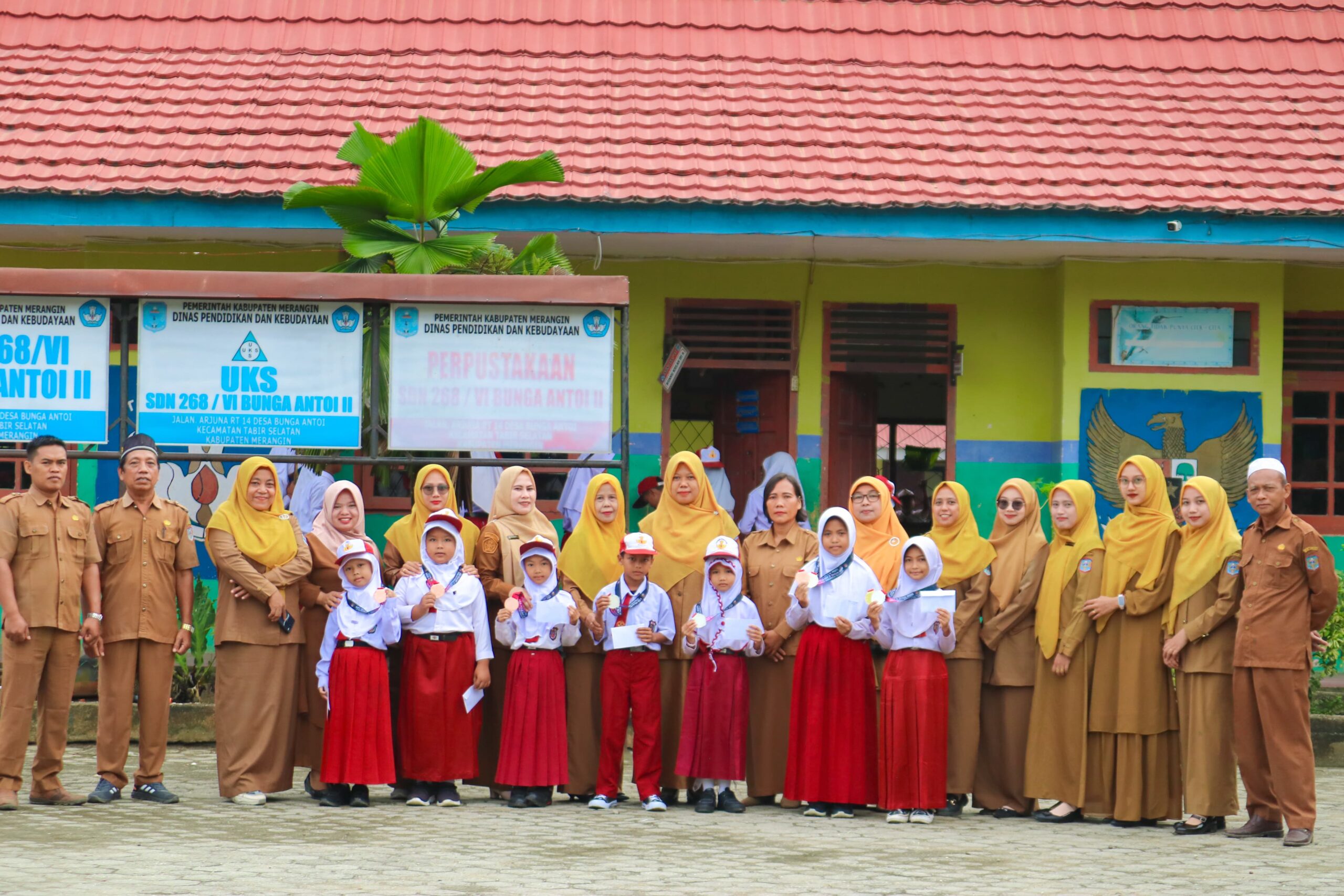 KEPALA SEKOLAH SD 268 / IV BUNGO ANTOI II APRESIASI ATLIT CILIK PERAIH MEDALI DI KEJUARAAN TAEKWONDO LIGA PELAJAR 3