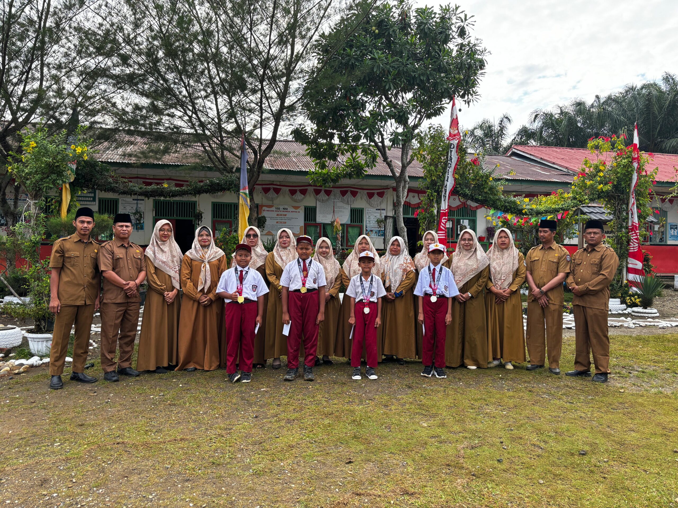 MURID RAIH MEDALI, DAN BERPRESTASI DI KEJUARAAN TAEKWONDO , KEPALA SEKOLAH SDN 302/VI BUNGA ANTOI BERIKAN APRESIASI